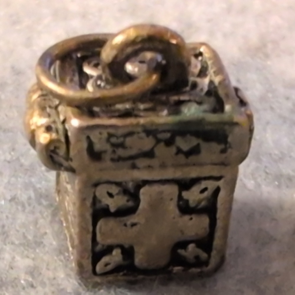 Ornate Mini Treasure Box Charms Set of 2 Antique‎ Silver Tone Filigree Pendants - Picture 3 of 5